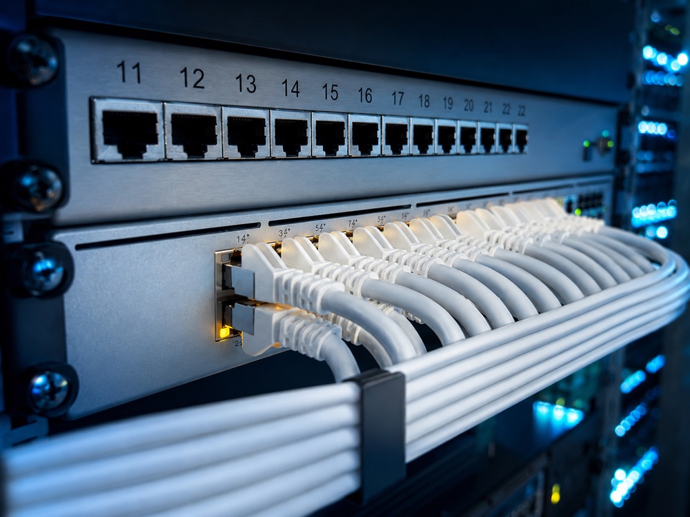 Patchfeld und Netzwerkinfrastruktur in einem Server-Rack